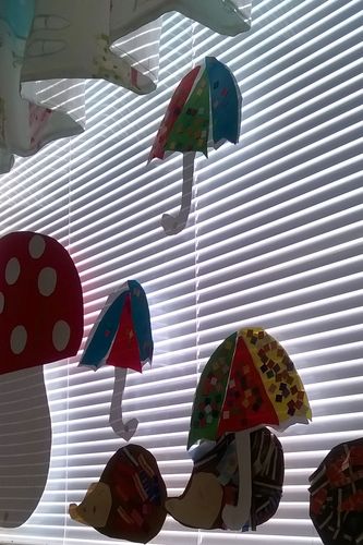 lasten askartelemia sateenvarjoja ikkunassa