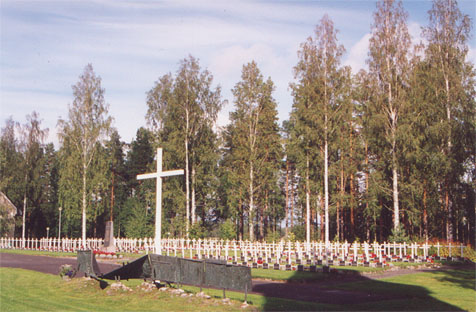 Kuvassa Kesälahden sankarihautausmaata ja muistomerkki Kaatunut raja-aita Kesälahden kirkkopihassa